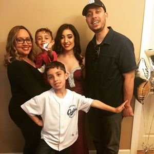 Meet your Posher, Yamil